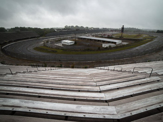 Trường đua North Wilkesboro Speedway, Mỹ: Enoch Staley đã xây dựng trường đua vào năm 1946 và cuộc đua đầu tiên được tổ chức ở đây một năm sau đó. Tuy nhiên, trường đua đã phải đóng cửa vào năm 1996, do lượng người đến xem các cuộc đua giảm.
