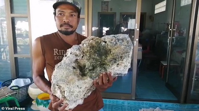 Surachet Chanchu (Thái Lan) đang nhặt rác trên bãi biển ở Songkhla thì tìm thấy một khối màu xám bị dạt vào bờ.