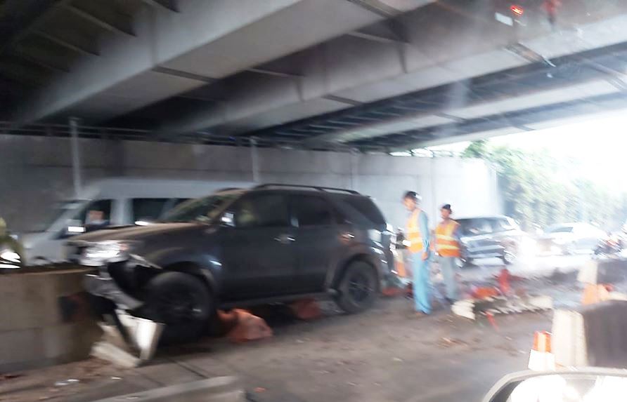 Hiện trường vụ tai nạn ô tô đâm vào dải phân cách ở cửa hầm Thủ Thiêm