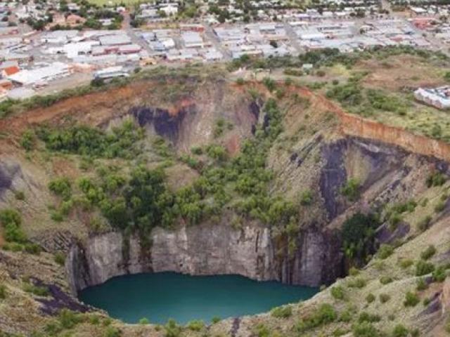Kinh doanh - Mua mảnh đất tưởng chẳng có gì, 2 anh em choáng vì cả "kho tiền" nằm bên dưới