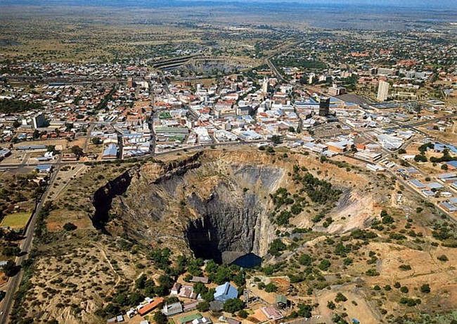 Big Hole là một cái hố khổng lồ, hình tròn, có độ sâu 215m nằm ngay giữa thành phố Kimberley, Nam Phi, 