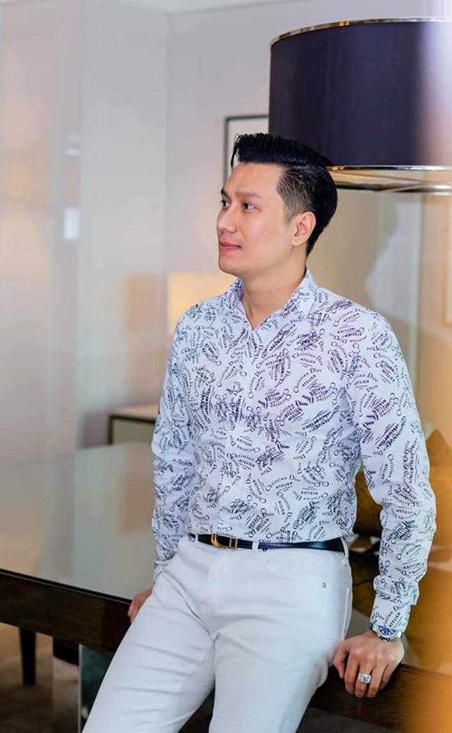 ... Thứ ba,&nbsp;cái cằm&nbsp;tôi chỉ muốn thay đổi một&nbsp;chút để Việt Anh vào phim mới nên chỉ sử dụng filler nhé các bạn. Sau phim sẽ tiêm tan&nbsp;và cằm chẻ của Việt Anh&nbsp;sẽ trở lại bình thường. Thứ tư&nbsp;là tiêm tế bào gốc để&nbsp;cải thiện về sự&nbsp;đàn hồi của da. Sau 6 tháng da sẽ trở lên đẹp hơn và đẩy lùi lão hóa&#34; - Quế Vân chia sẻ.