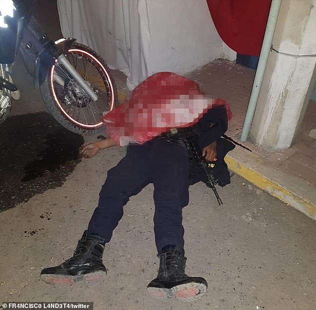 Băng đảng nguy hiểm nhất Mexico nghênh ngang đột kích đồn cảnh sát, bắn giết điên cuồng - 1