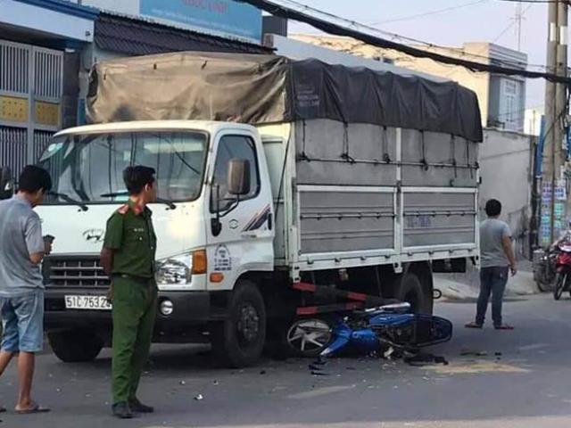 Pháp luật - Sau tiếng hô hoán “cướp, cướp”, hai cha con đi xe máy lao thẳng vào xe tải