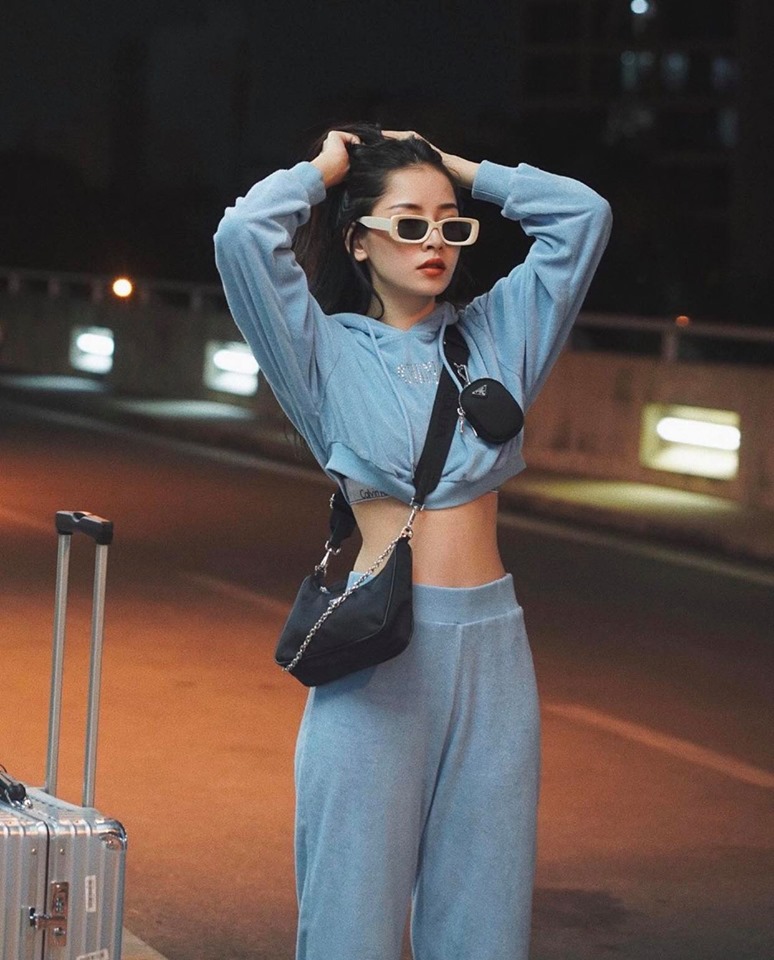 Là một ca sĩ nhưng Chi Pu có cá tính thời trang rõ ràng không trộn lẫn trong rừng nghệ sĩ xinh tươi, sành điệu của làng giải trí Việt. Đôi khi cô gợi cảm với váy xuyên thấu, nổi loạn với mốt lộ nội y cùng váy mỏng dính, cá tính với phong cách underground... chưa khi nào cô khiến người hâm mộ thất vọng và thôi bất ngờ về hình tượng gợi cảm một cách rất đàn bà thời gian qua.