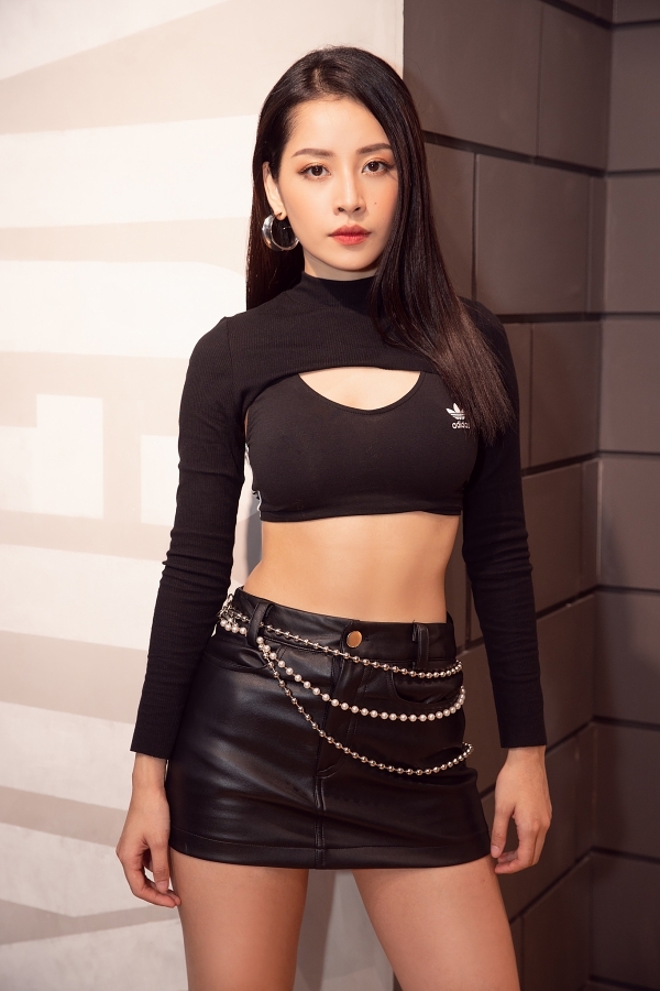 Công thức lên đồ khoe eo thon cực dễ, chọn 1 chiếc áo croptop dáng ôm hoặc suông, từ các chất liệu khác nhau. Có thể mix áo với chân váy ngắn/dài, quần... một số lưu ý nhỏ như không xuất hiện quá 3 màu sắc trên set đồ, tránh sự rườm rà, tham lam về phụ kiện...