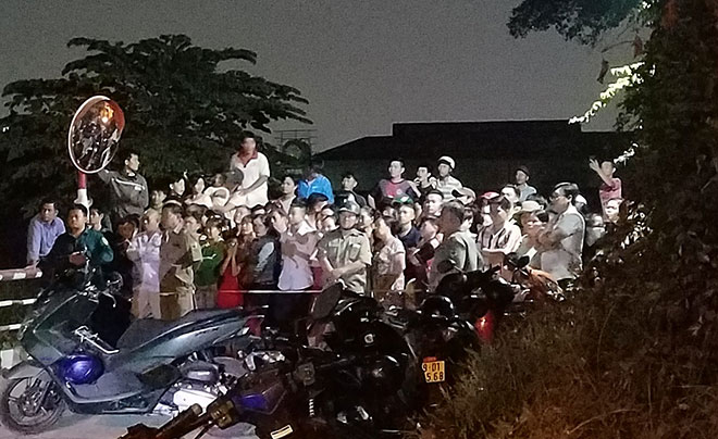 Hàng trăm người hiếu kỳ vây kín cả con hẻm để xem vụ việc