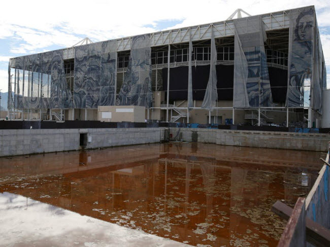 Trung tâm thể thao dưới nước Rio, Brazil: Thành phố Rio đã chi 13 tỷ USD để chuẩn bị cho Olympic 2016, nhưng nhiều công trình bị bỏ hoang sau đó, bao gồm khu liên hợp thể thao dưới nước.
