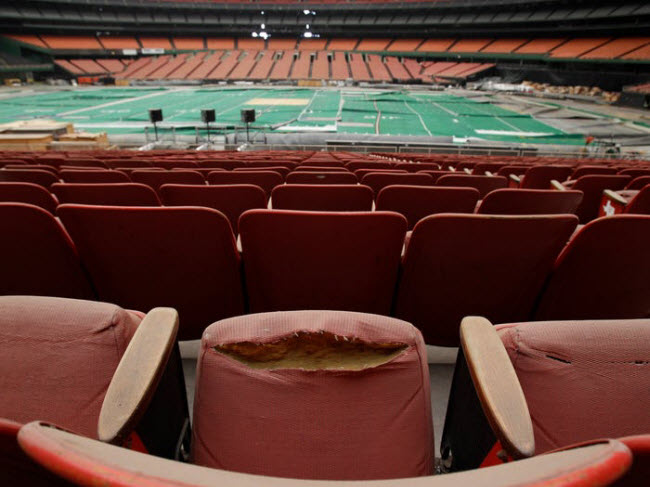 Sân vận động Houston Astrodome, Mỹ: Khi hoàn thành vào năm 1965, Houston Astrodome là sân vận động đa năng đầu tiên ở Mỹ. Với sức chứa 70.000 người, nơi đây tổ chức các trận đấu thể thao, hòa nhạc,…Khi đội bóng chày Houston Astros và đội bóng đá Houston Oilers chuyển sang sân mới, sân vận động này đã bị bỏ hoang và trở thành nơi sơ tán khi thiên tai xảy ra.
