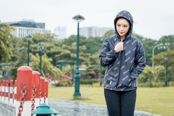 Áo gió với công nghệ AT PROOF SMART chống thấm nước, giữ cho quần áo luôn khô ráo với thời tiết mùa đông