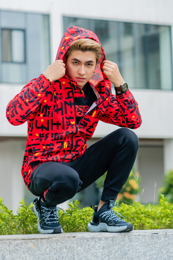 Mẫu áo nam họa tiết in chữ đầy phóng khoáng trong BST thu đông 2019 của Li-Ning
