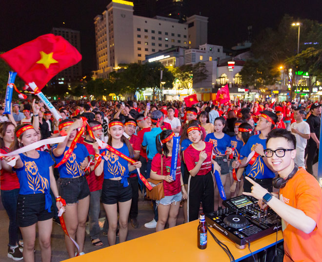 Đại Vinh chia sẻ anh chàng đã vào nghề được 6 năm, nhưng màn trình diễn đêm 7/12 là một dấu ấn lớn trong sự nghiệp. Vì đây chính là lần đầu tiên Đại Vinh được biểu diễn ở sân khấu ngoài trời trong một dịp rất đặc biệt và có đông khán giả đến vậy