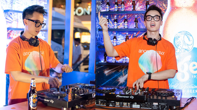 Sở hữu khuôn mặt baby với nụ cười rạng rỡ, nhưng vẫn mang chút lạnh lùng cùng tài năng mix nhạc cực đỉnh, anh chàng DJ này liền được cư dân mạng lùng sục thông tin, và trả kết quả nhanh đến chóng mặt. Được biết đó là Nguyễn Đại Vinh – hay còn được biết đến dưới nghệ danh ZS