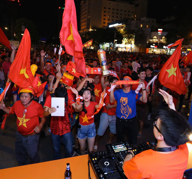 Sự đón nhận và hưởng ứng nồng nhiệt của khán giả tại phố đi bộ Nguyễn Huệ vừa qua có lẽ là “quả ngọt” cho Vinh sau nhiều năm khát khao theo đuổi đam mê và không bỏ qua bất kì cơ hội nào để khẳng định năng lực, tài năng của bản thân