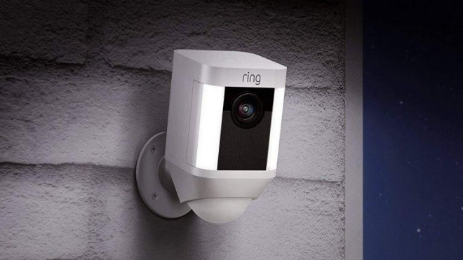 Hacker tấn công camera tự xưng ông già Noel, dụ bé gái 8 tuổi đập phá phòng - 1