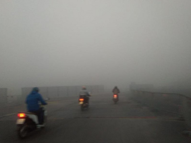 Sương mù dày đặc bất thường ở Hà Nội