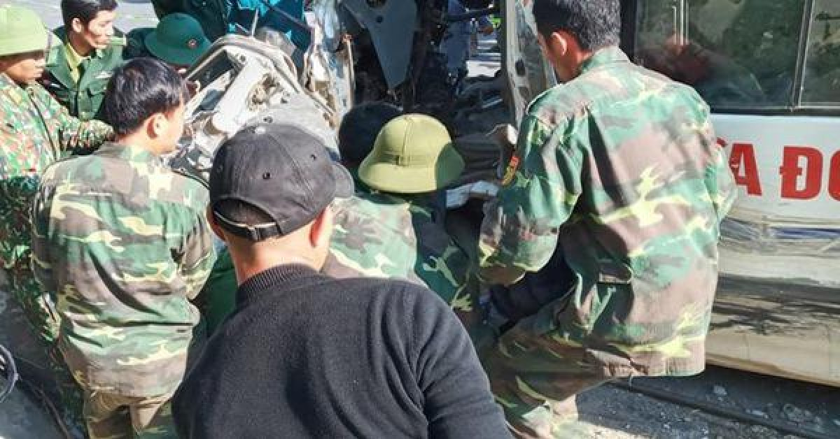 Tin tức trong ngày - Xe chở đoàn từ thiện tông vách núi 7 người thương vong: Mang BKS giả, hết niên hạn sử dụng gần 3 năm