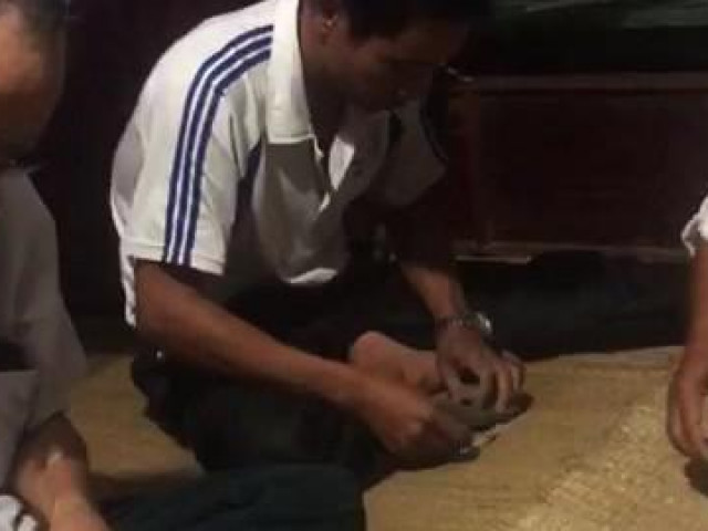 Pháp luật - Tạm đình chỉ Bí thư và Phó Chủ tịch xã bị quay clip đánh bài ăn tiền ở công sở