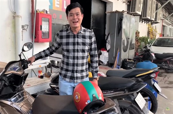 Giám đốc sáng tạo - phó giám đốc Điền Quân chỉ đi xe máy cũ, rách yên... khác hẳn với hình ảnh "sang chảnh" thường thấy ở các CEO.