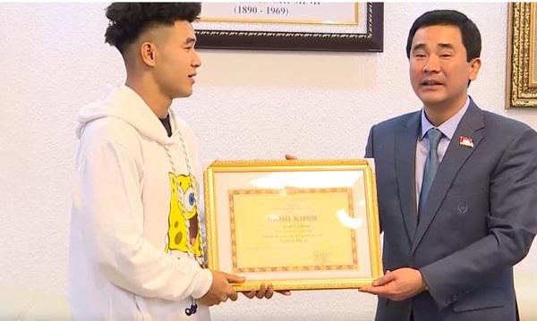Tại đây, ông Hồ Đại Dũng đã trao bằng khen của Chủ tịch UBND tỉnh Phú Thọ và tiền thưởng cho cầu thủ Hà Đức Chinh.