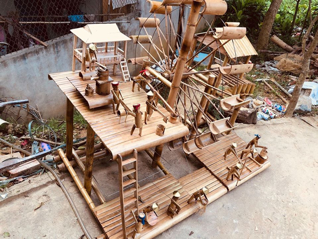 Theo anh, mỗi tác phẩm có giá dao động từ 500.000 – 3 triệu đồng, tùy thuộc vào độ khó – dễ, kích thước...