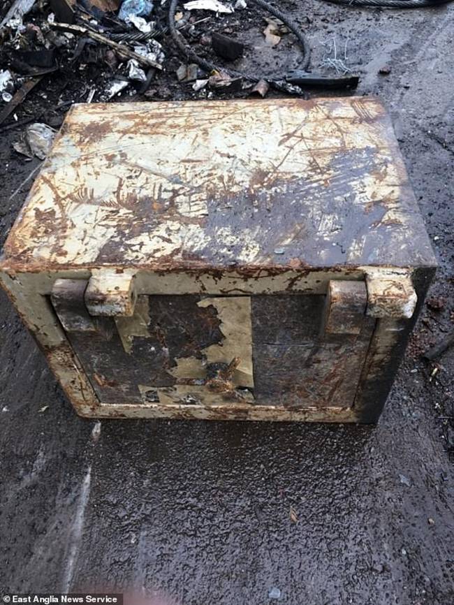 Họ đã tìm thấy số tiền trên bọc cẩn thận trong một chiếc két sắt khi lấy nó mang đi tái chế.