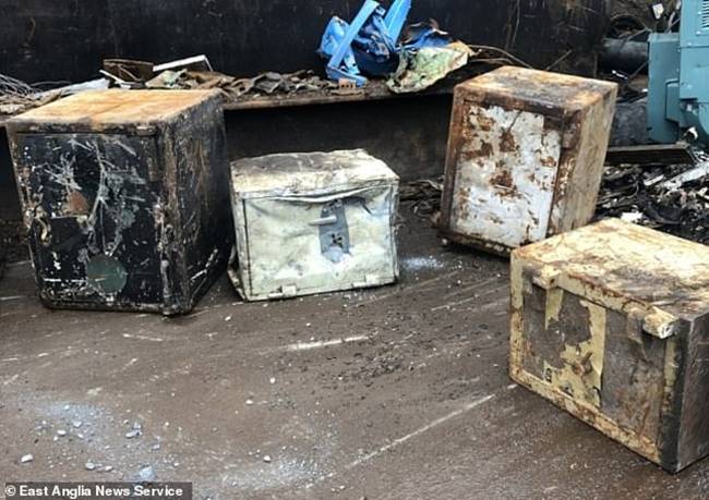 Nhân viên của một bãi phế liệu ở Anh đã tìm thấy 20.000 bảng Anh (~620 triệu đồng) trong một két sắt cũ.