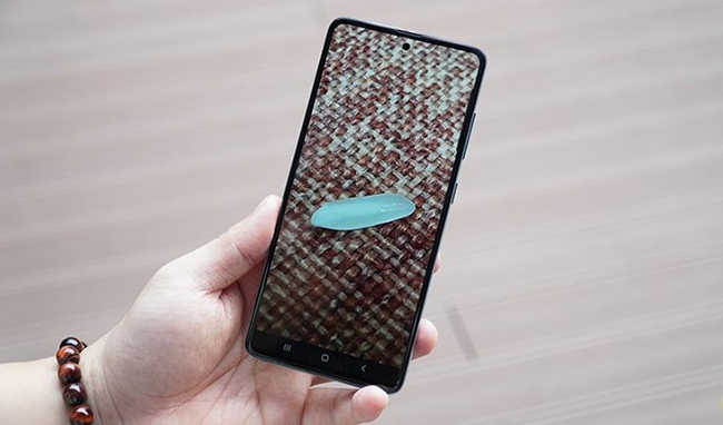 Galaxy A51 được trang bị màn hình tràn viền vô cực Infinity-O Super AMOLED kích thước 6.5-inches đạt tỉ lệ hiển thị 20:9, kế thừa từ dòng flagship Note10/Note 10+.