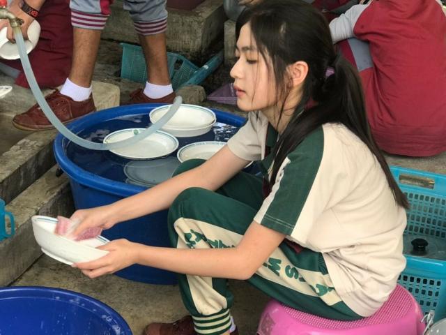Media - "Nữ thần" Thái Lan gây “sốt” khi ngồi cặm cụi rửa bát