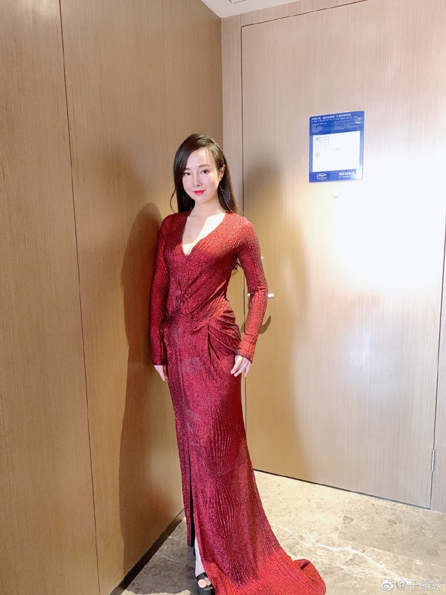 Trên thực tế, sau khi bị ngừng mọi hoạt động showbiz, Can Lộ Lộ đã thay đổi phong cách của mình từ năm 2017. Khi tham gia vài sự kiện thương mại, cô đào cũng chọn trang phục gợi cảm vừa phải, không hở 90% da thịt như trước đây.