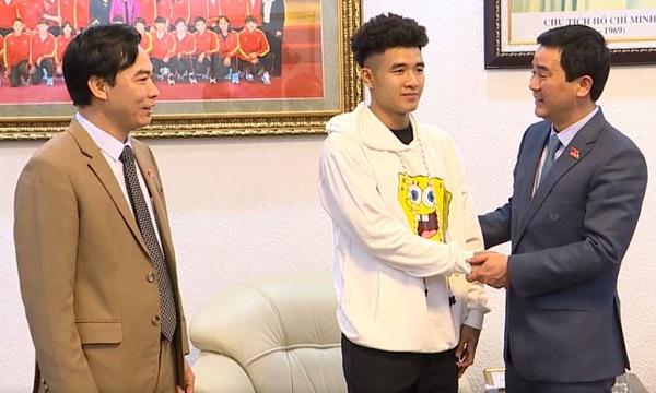 Chiều 13/12, lãnh đạo tỉnh Phú Thọ đã có buổi gặp mặt, chúc mừng cầu thủ Hà Đức Chinh tại Liên đoàn bóng đá Việt Nam.