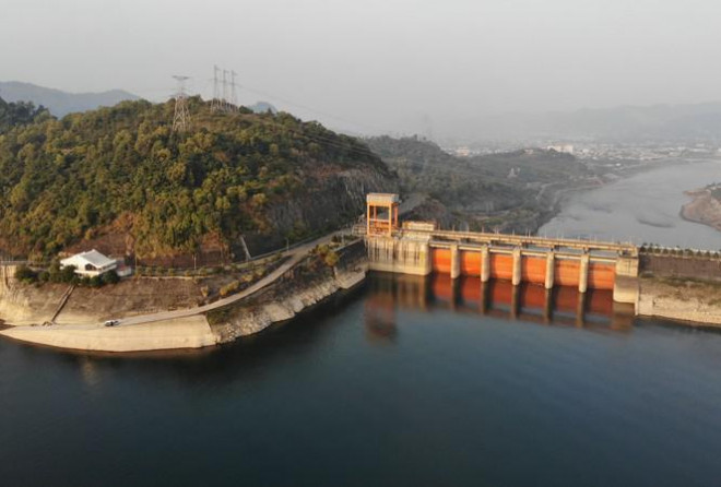 Nước ở nhiều hồ thủy điện trên toàn quốc đang ngấp nghé mực nước chết. Ảnh: Nguyễn Bằng.
