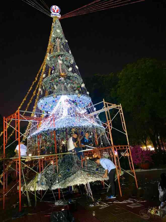 Ngắm cây Giáng sinh 11 m thông minh do sinh viên thiết kế - 2
