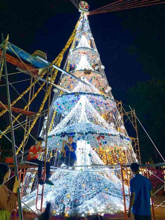 Các sinh viên tranh thủ thời gian ngoài giờ học để thi công và thiết kế cây thông Noel.