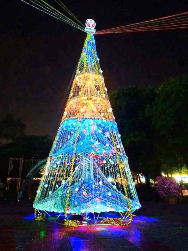 Ngắm cây Giáng sinh 11 m thông minh do sinh viên thiết kế - 5