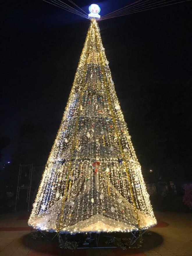 Ngắm cây Giáng sinh 11 m thông minh do sinh viên thiết kế - 8