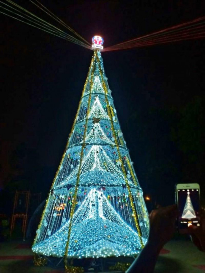 Ngắm cây Giáng sinh 11 m thông minh do sinh viên thiết kế - 6