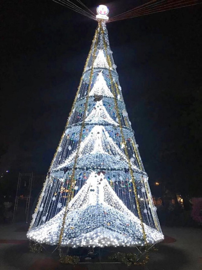 Ngắm cây Giáng sinh 11 m thông minh do sinh viên thiết kế - 9