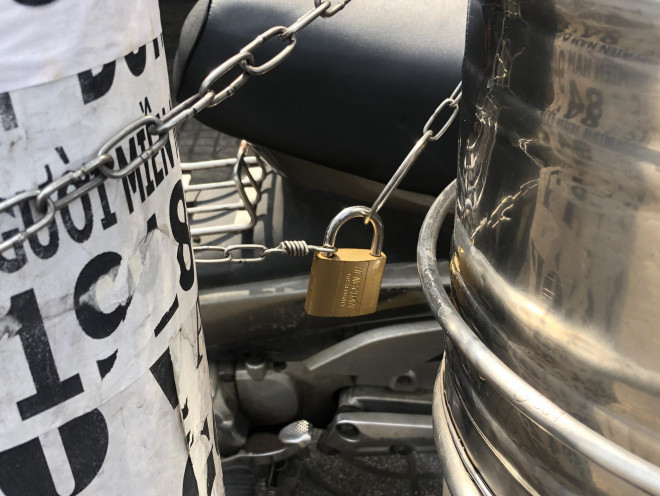 Nhiều người dân TP HCM muốn làm việc tốt bằng việc đặt bình trà đá miễn phí trên vỉa hè nhưng lo lắng trộm đành trang bị thêm dây xích.