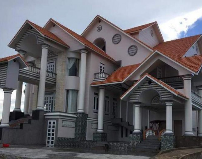 Biệt thự bị trúng đạn
