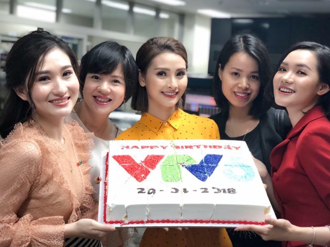 2 nữ MC xinh đẹp VTV không được dùng tên thật khi lên sóng là ai? - 11