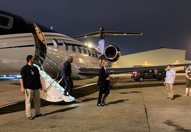 Trong chuyến đi đến Việt Nam, cựu tổng thống Mỹ Obama sử dụng chiếc phi cơ riêng Gulfstream G650 trị giá khoảng 65 triệu USD, hạ cánh xuống sân bay Tân Sơn Nhất lúc 18h09 ngày 8/12.