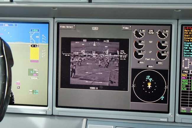 Một camera dưới mũi máy bay giúp phi công có thể nhìn được khu vực bên dưới máy bay.