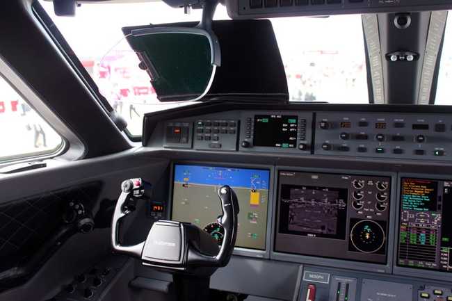 Hệ thống Tầm nhìn Nâng cao của máy bay có thể chiếu hình ảnh hồng ngoại của không gian xung quanh trên Màn hình Head-Up của phi công.