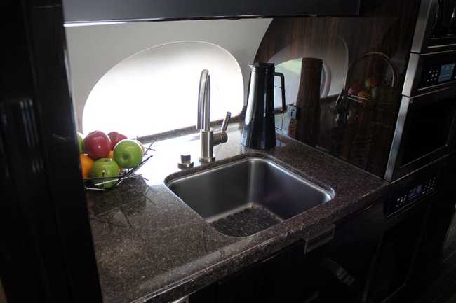 Khu bếp được trang bị hệ thống khử trùng nước, cũng như đồ sứ, pha lê và đồ dùng sang trọng để phục vụ bữa ăn trên không trung.