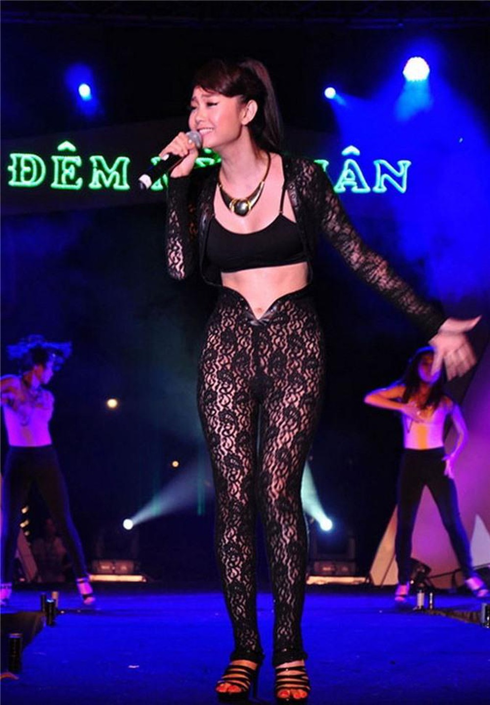 Váy áo xuyên thấu khiến các sao dễ rơi vào tình huống gượng ngùng. 