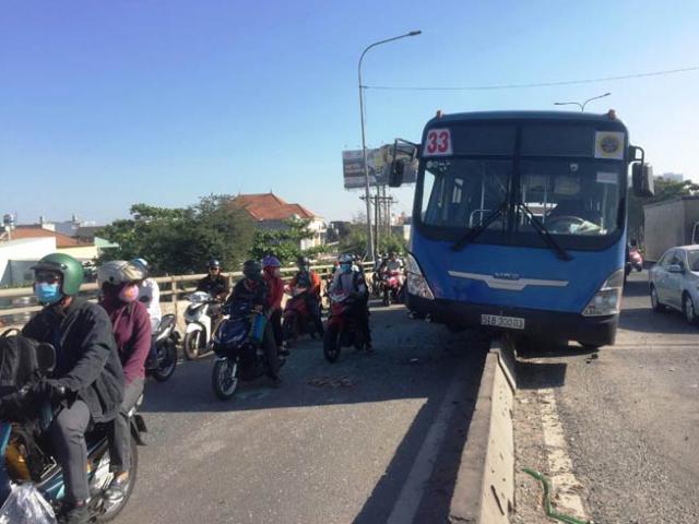 Tin tức trong ngày - Xe buýt “trèo” dải phân cách trên cầu, hành khách khóc gào