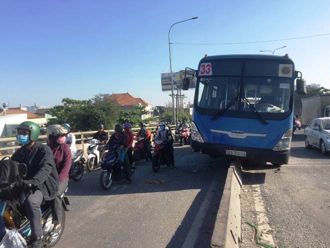 Hiện trường vụ tai nạn xe buýt “trèo” lên dải phân cách trên cầu Bình Phước 2