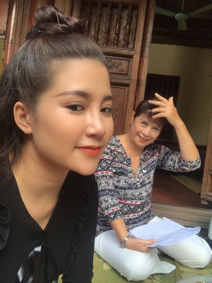 Người đẹp
rất chăm chỉ cập nhật hình ảnh đời thường và cả lúc đi quay phim
lên mạng xã hội