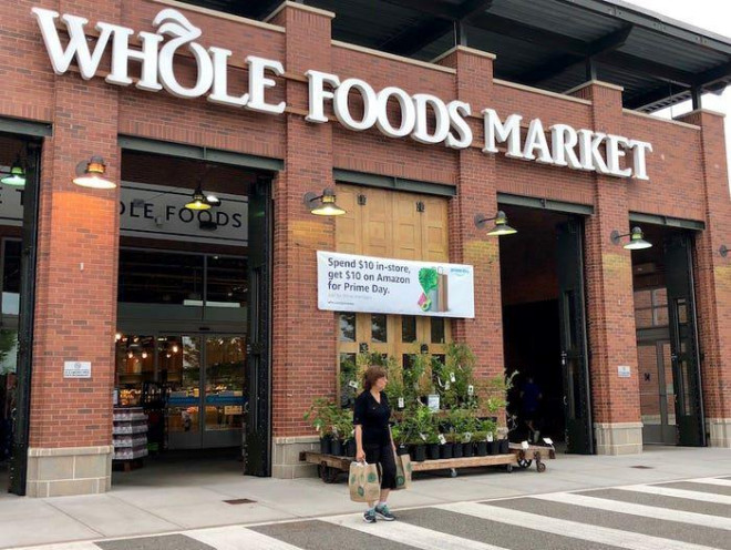 Tháng 8/2017, Amazon mua chuỗi cung
ứng thực phẩm Whole Foods với giá 13,7 tỷ USD.